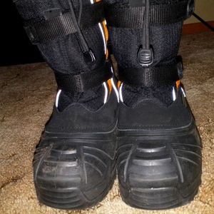 Boys Baffin Snow Boots size 4